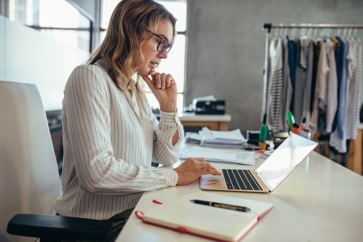 Woman-with-white-shirt-with-laptop