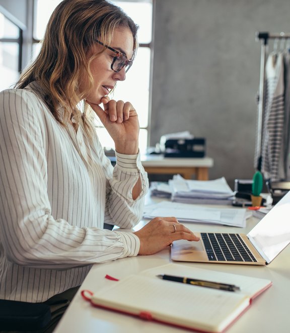 Woman-with-white-shirt-with-laptop