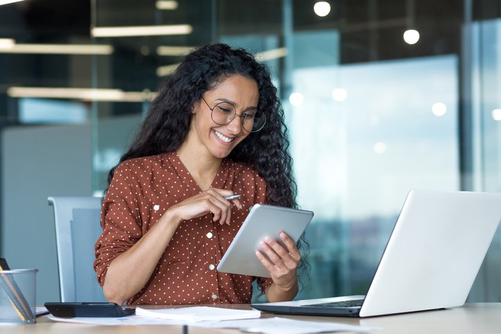 Mujer leyendo contenido